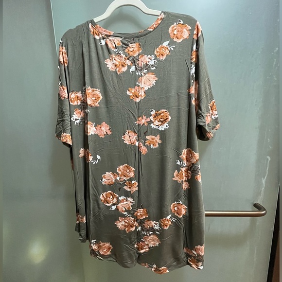 Maurices plus size 2X tee - Picture 2 of 5